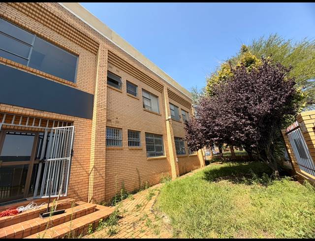 1,840M² WAREHOUSE TO LET IN MEADOWDALE